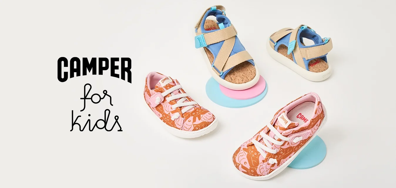 Due paia di scarpe per bambini su piattaforme circolari: un paio arancione con motivi rosa e lacci bianchi, e sandali beige con accenti blu.