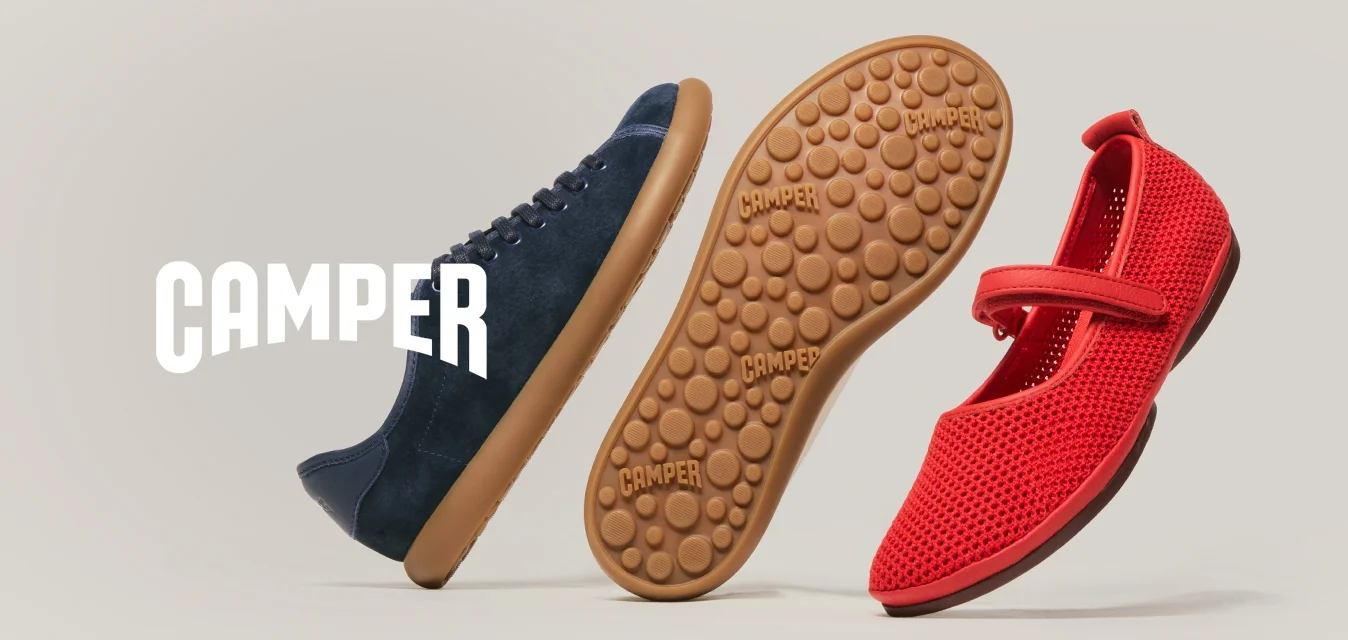 Tre scarpe sospese: sneaker blu navy, suola marrone con grip strutturato e Mary Jane rossa con cinturino su sfondo neutro.
