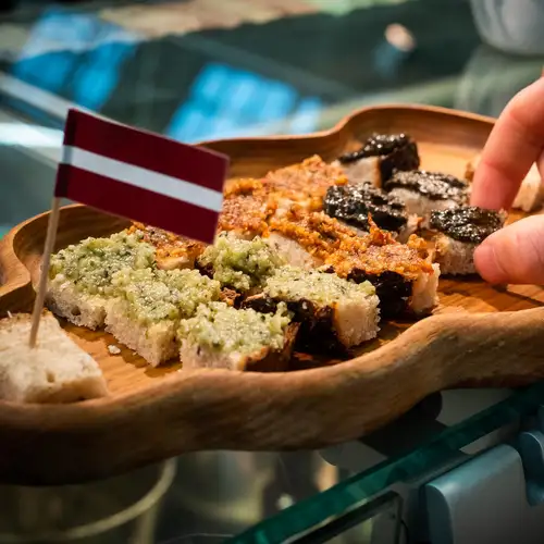 Activity image: Riga: tour gastronomico tradizionale del mercato centrale in un piccolo gruppo