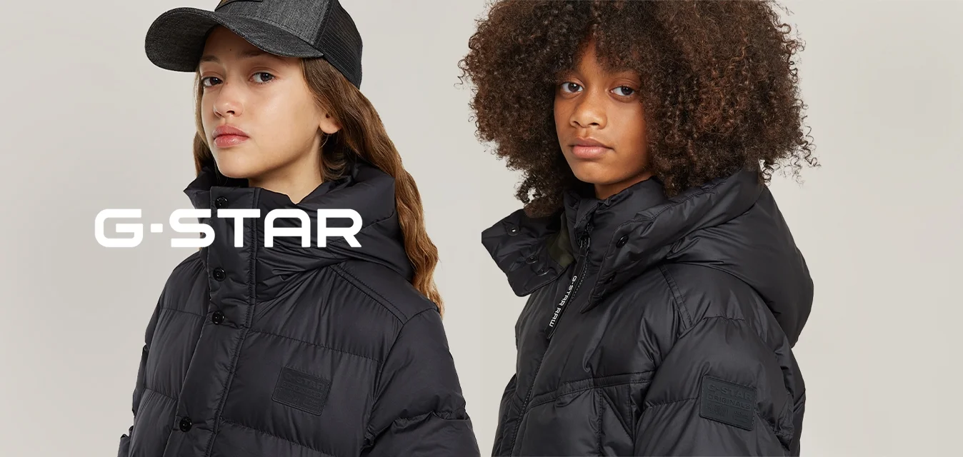 Giubbotti puffa neri con colli alti e bottoni. Un modello indossa un berretto nero; l'altro ha i capelli ricci e un design di giacca simile.