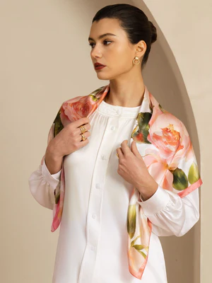 Image of Sciarpa Quadrata con Stampa Floreale Rosa in Seta Pura - Dimensione 90x90cm