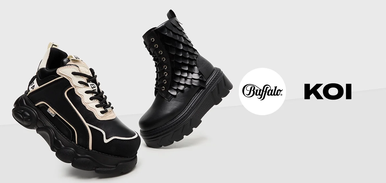 Sneaker neri e crema con suola spessa, materiali in rete e pelle; abbinati a stivaletti neri con scaglie texture e design con lacci.