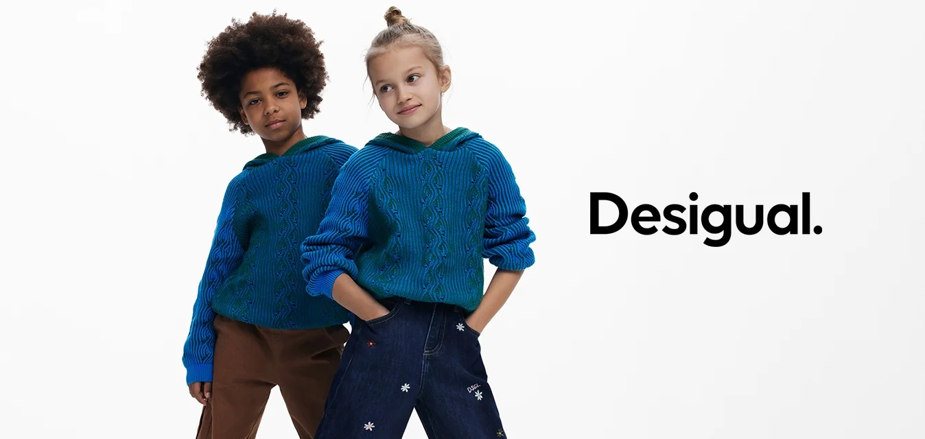 Maglioni con cappuccio azzurri lavorati a maglia con texture a coste, abbinati a jeans in denim scuro a gamba larga con ricami floreali. Scarpe beige slip-on.