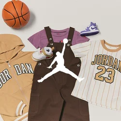 Completo da basket per bambini con felpa con cappuccio Jordan color pelle, maglietta viola, salopette marrone, T-shirt a righe Jordan 23, mini pallone da basket e piccole scarpe da ginnastica.
