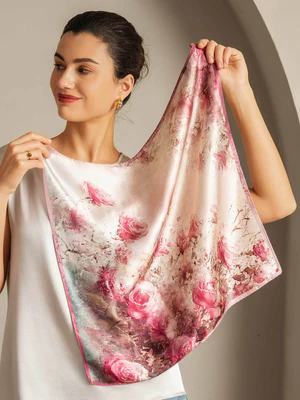 Image of Foulard Quadrato in Pure Seta con Motivo a Rosa - Dimensioni 53x53cm