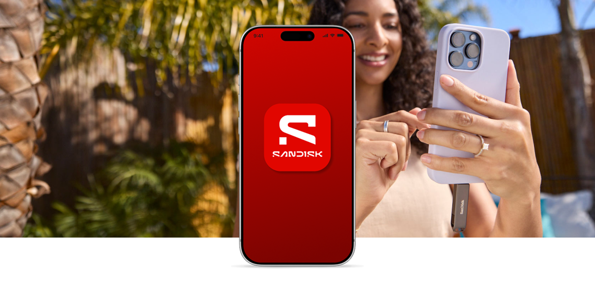 Uno smartphone rosso mostra in primo piano il logo dell'app SanDisk,&raquo;. Qualcosa sulla falsariga di &laquo;un iPhone che mostra il logo dell'app Sandisk su uno sfondo rosso&raquo;