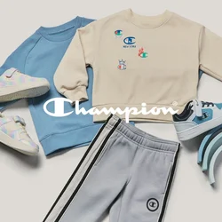 Due felpe per bambini, pantaloni della tuta grigi, tre paia di scarpe da ginnastica e una pila di giocattoli arcobaleno in legno tonali blu su uno sfondo beige.