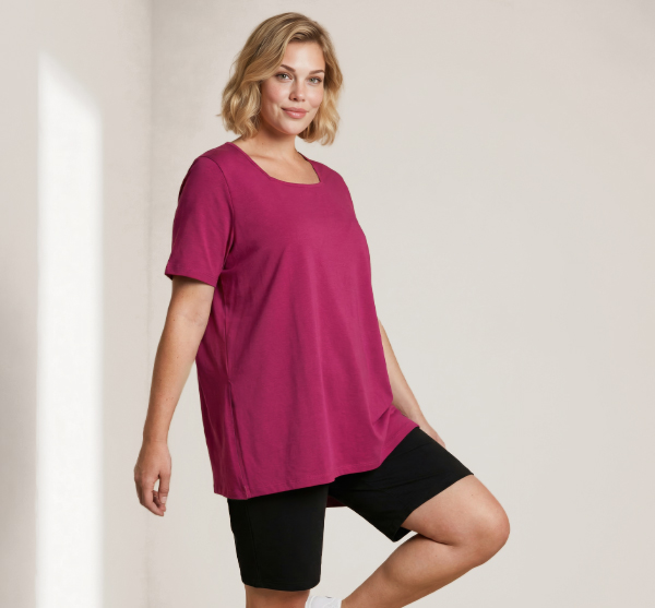 T-shirt dal taglio svasato con scollo rettangolare e mezze maniche