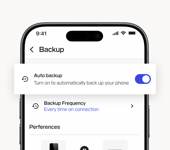 Primo piano di un telefono cellulare che mostra un menu di impostazioni per &laquo;Backup&raquo;, evidenziando la funzione &laquo;Backup automatico&raquo; attivata.
