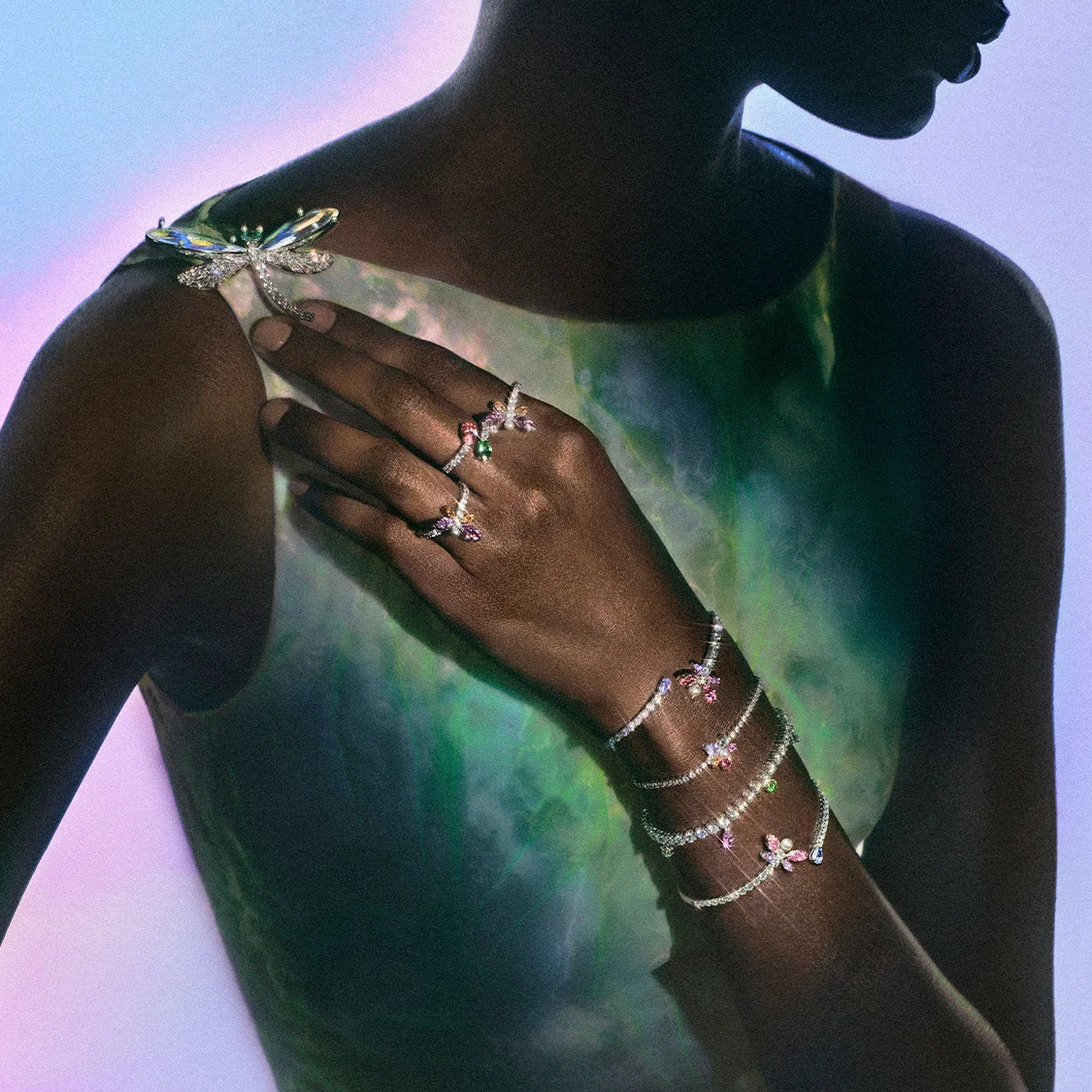 Modella che indossa bracciali e anelli della Ariana Grande x Swarovski Capsule collection