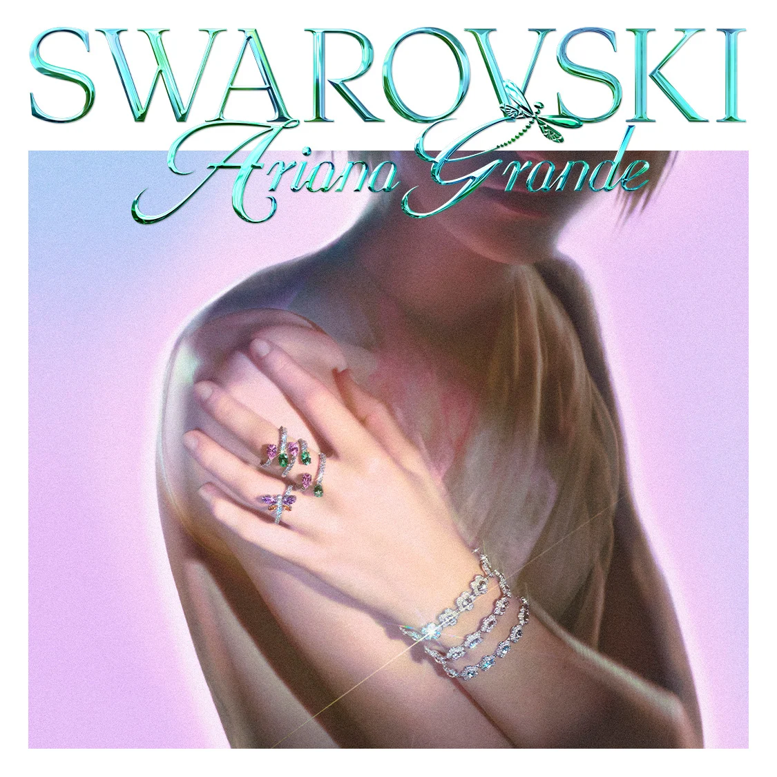 Modella che indossa bracciali e anelli della Ariana Grande x Swarovski Capsule collection