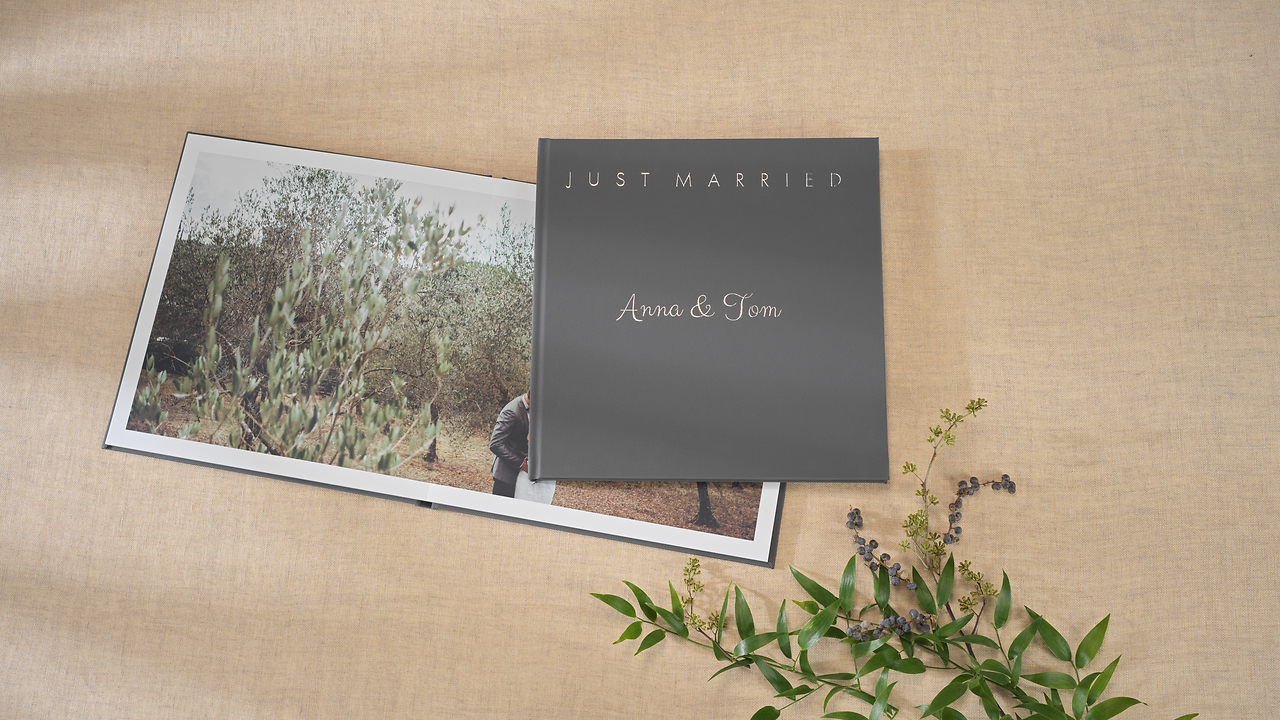 Fotolibro Pixum con copertina in lino girgia con scritta il rilievo