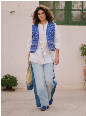 Blusa dal taglio svasato con ricamo, colletto con ruche e maniche lunghe