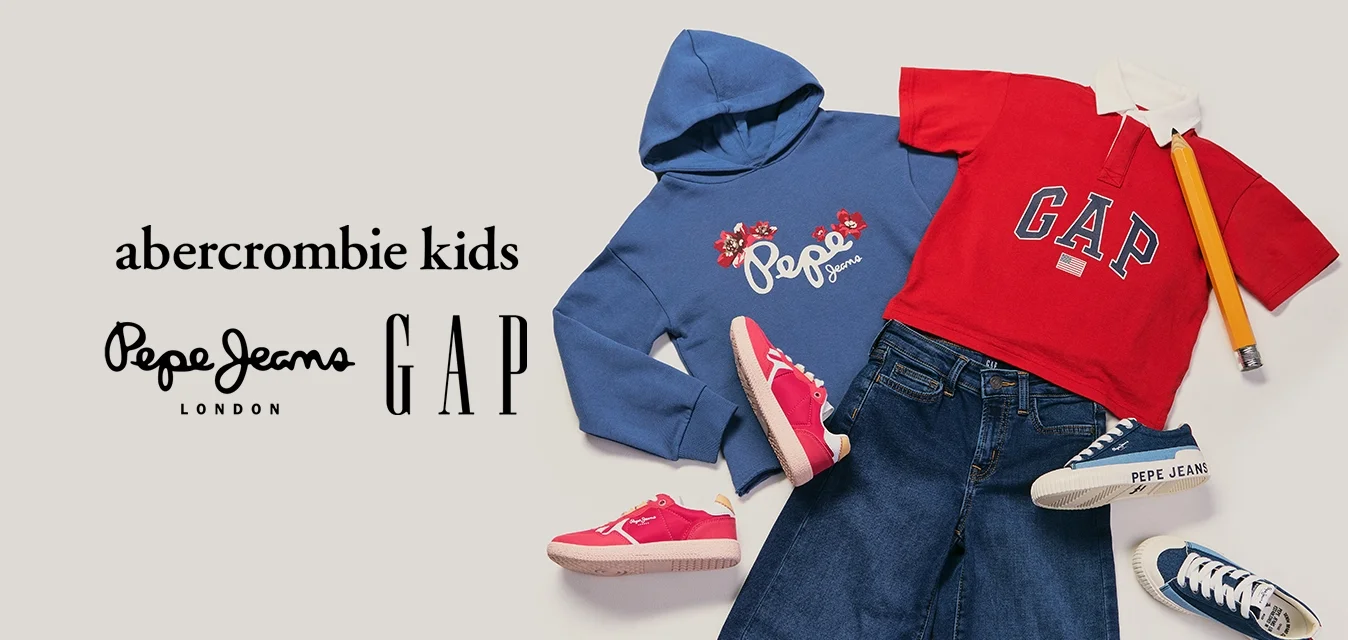 Felpa con cappuccio blu Pepe Jeans, polo rossa GAP con accessorio a matita, jeans blu, sneakers rosse e sneakers blu Pepe Jeans disposte in piano su sfondo chiaro.