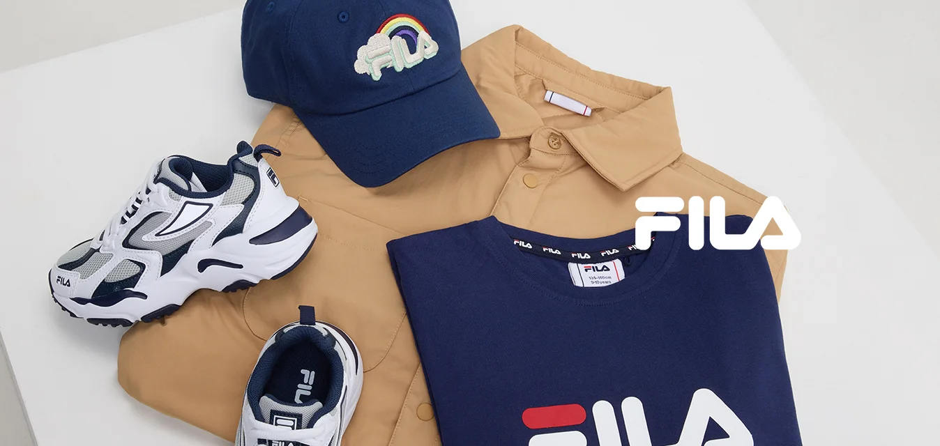 Berretto navy con design ricamato arcobaleno, maglietta beige, T-shirt Fila navy e sneakers bianche con accenti navy e dettagli in rete.