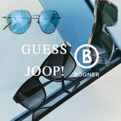 Tre paia di occhiali da sole con stili di montatura diversi e colori delle lenti che riposano su pannelli di vetro blu riflettenti inclinati.