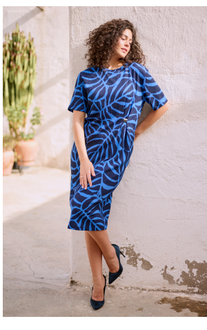 Abito midi oversize, con disegno a foglie, scollo a girocollo e mezze maniche