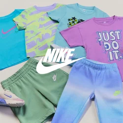 Tre outfit sportivi colorati con sneakers abbinate, tra cui un top blu, pantaloncini verdi, una maglietta viola 