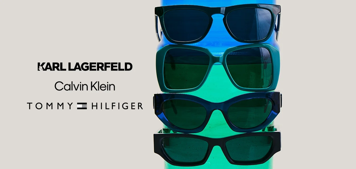 Quattro paia di occhiali da sole neri impilati verticalmente su uno sfondo rettangolare con sfumatura blu e verde.