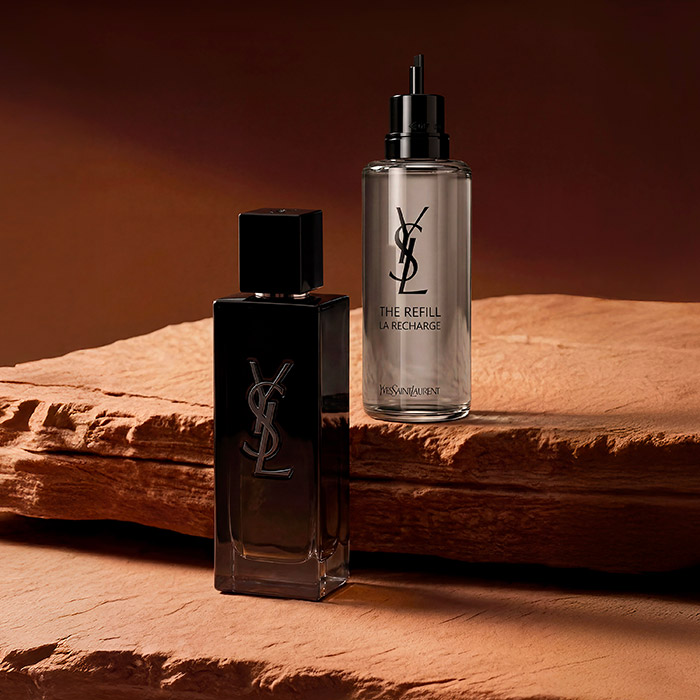 Un flacone di profumo YSL MYSLF e la sua ricarica su una roccia rossa.