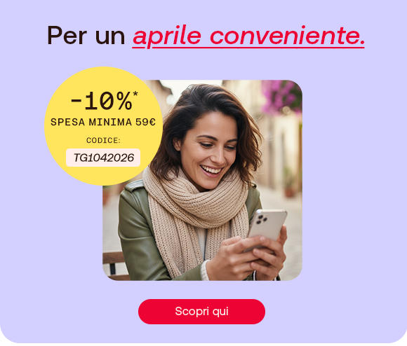 Promozione di aprile con donna che sorride guardando lo smartphone, sconto del 10% su spesa minima di 59 &euro;, codice TG102026 e pulsante &ldquo;Approfittane ora&rdquo;.