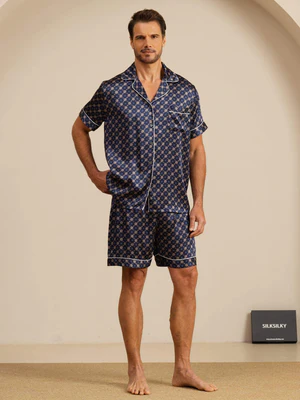 Image of Pigiama Uomo In Seta Maniche Corte Collo A Rever Stampa Catena Con Pantaloncini