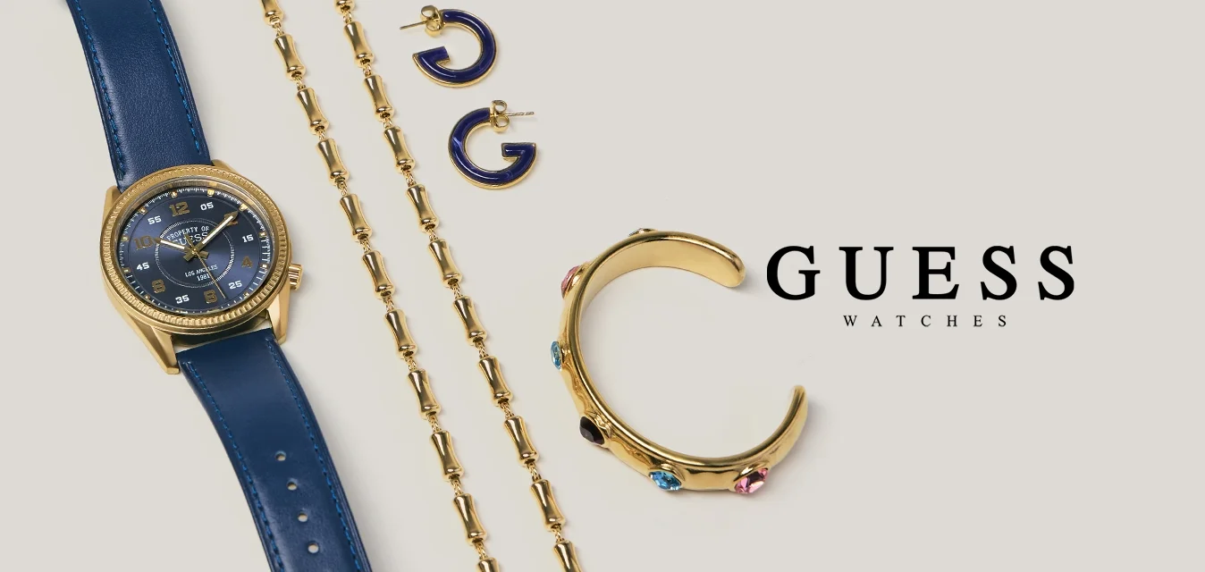 Orologio con cinturino in pelle blu, collana a catena d'oro, bracciale rigido d'oro con pietre colorate e due piccoli orecchini a cerchio blu e oro su sfondo grigio.