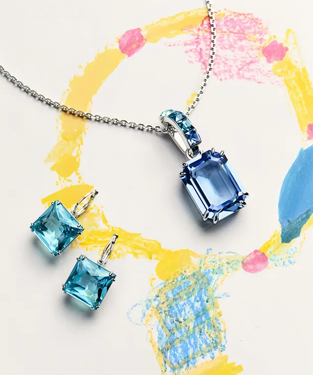 Orecchini e pendente Millenia in tonalità blu su un disegno dai tratti infantili