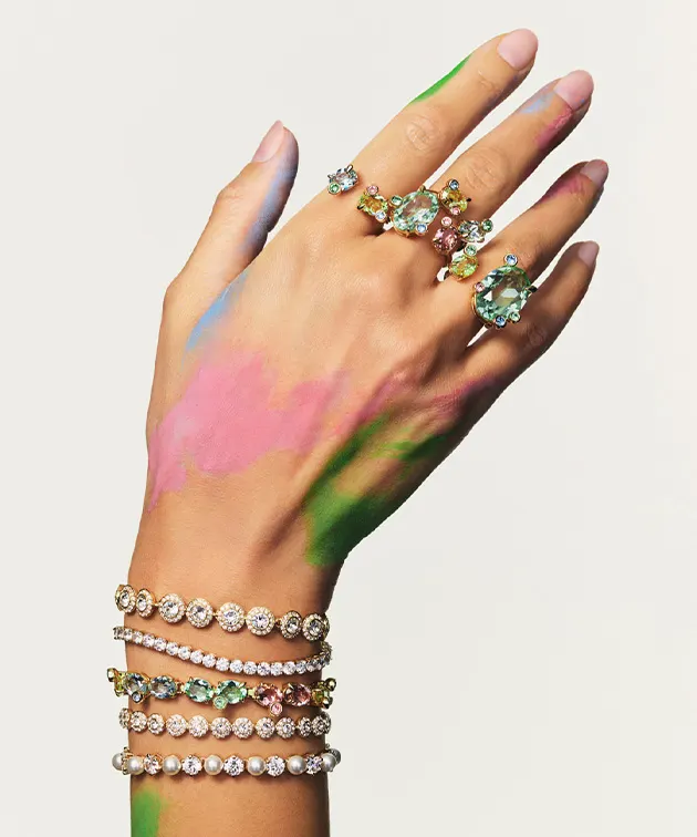 Gioielli e anelli sulla mano di una modella