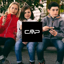 Quattro bambini siedono su una panchina di legno, tenendo coni di gelato. Indossano giacche: un pile rosso, una giacca trapuntata bianca e due giacche grigie con zip.