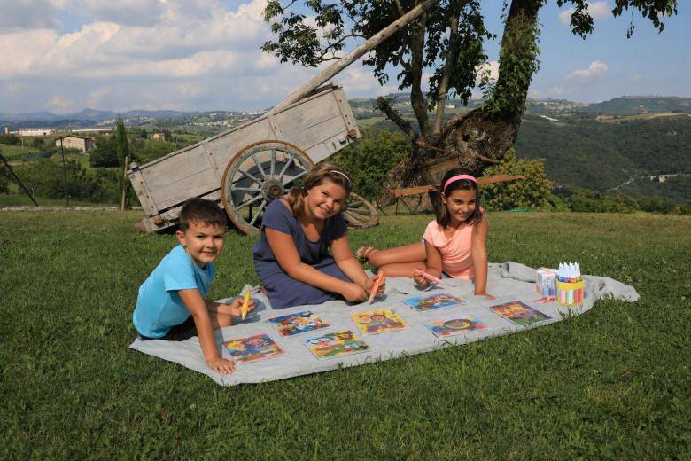 L'immagine mostra bambini con i Sabbiarelli all'aria aperta