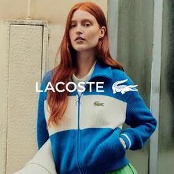 Giacca a zip lavorata a maglia a righe blu e bianche con gonna plissettata verde, caratterizzata da un piccolo logo ricamato e una borsa monocolore.