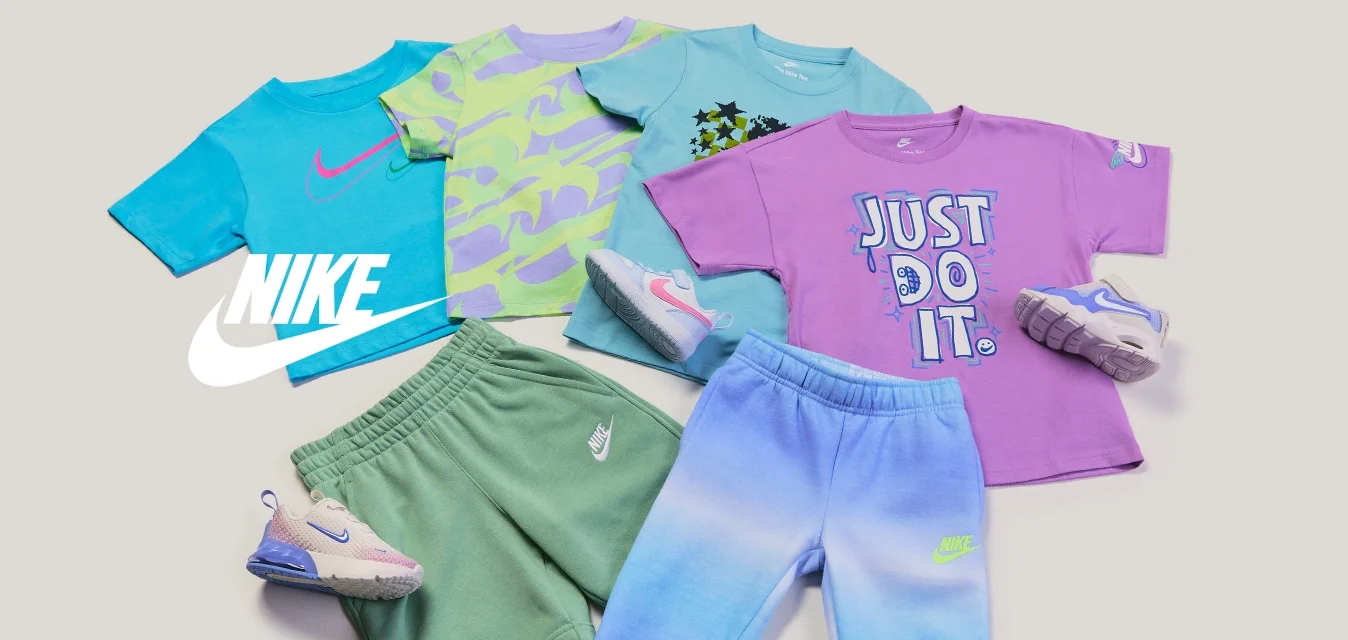 Tre outfit sportivi colorati con sneakers abbinate, tra cui un top blu, pantaloncini verdi, una maglietta viola 