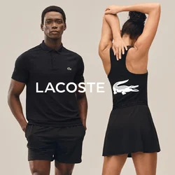 Due persone vestite con abbigliamento sportivo nero stanno davanti a uno sfondo uniforme; una è rivolta in avanti con le mani nelle tasche, l'altra allunga le braccia sopra la testa.