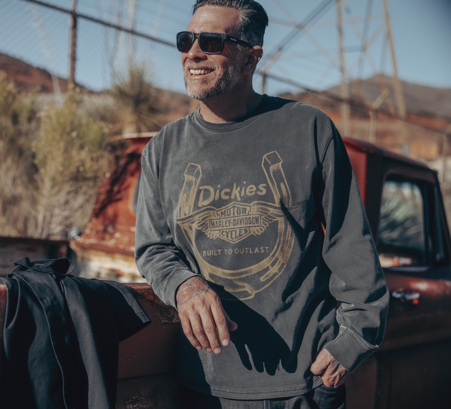 DICKIES<sup>&reg;</sup> X H-D<sup>&reg;</sup> T-SHIRT A MANICHE LUNGHE CON GRAFICA WINGED HORSESHOE