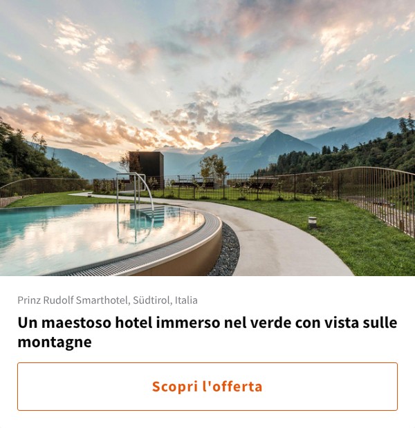 Un maestoso hotel immerso nel verde con vista sulle montagne
