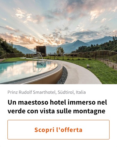 Un maestoso hotel immerso nel verde con vista sulle montagne