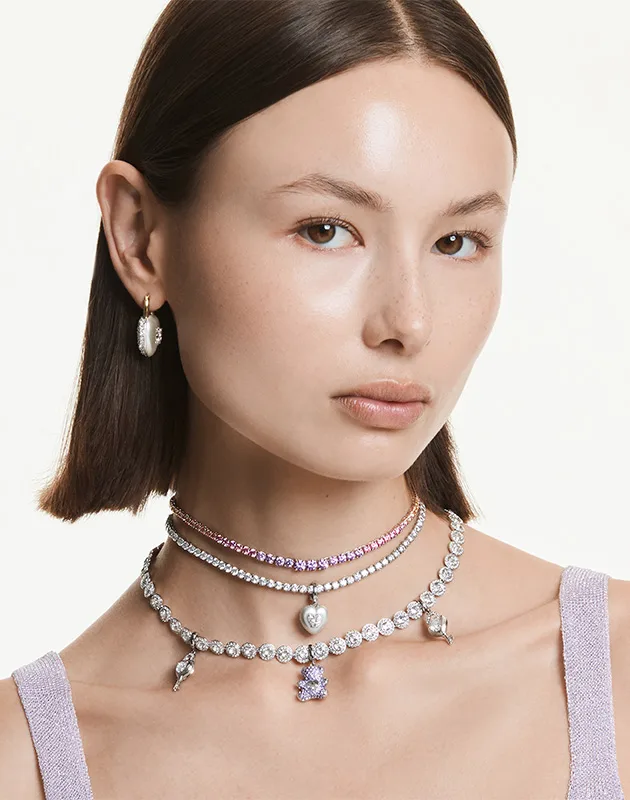 Modella con collane impreziosite con charm