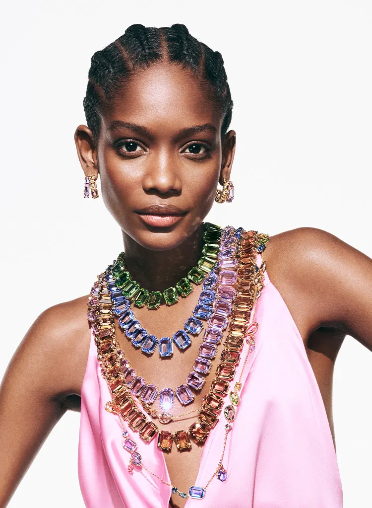 Modella con al collo numerose collane Millenia colorate