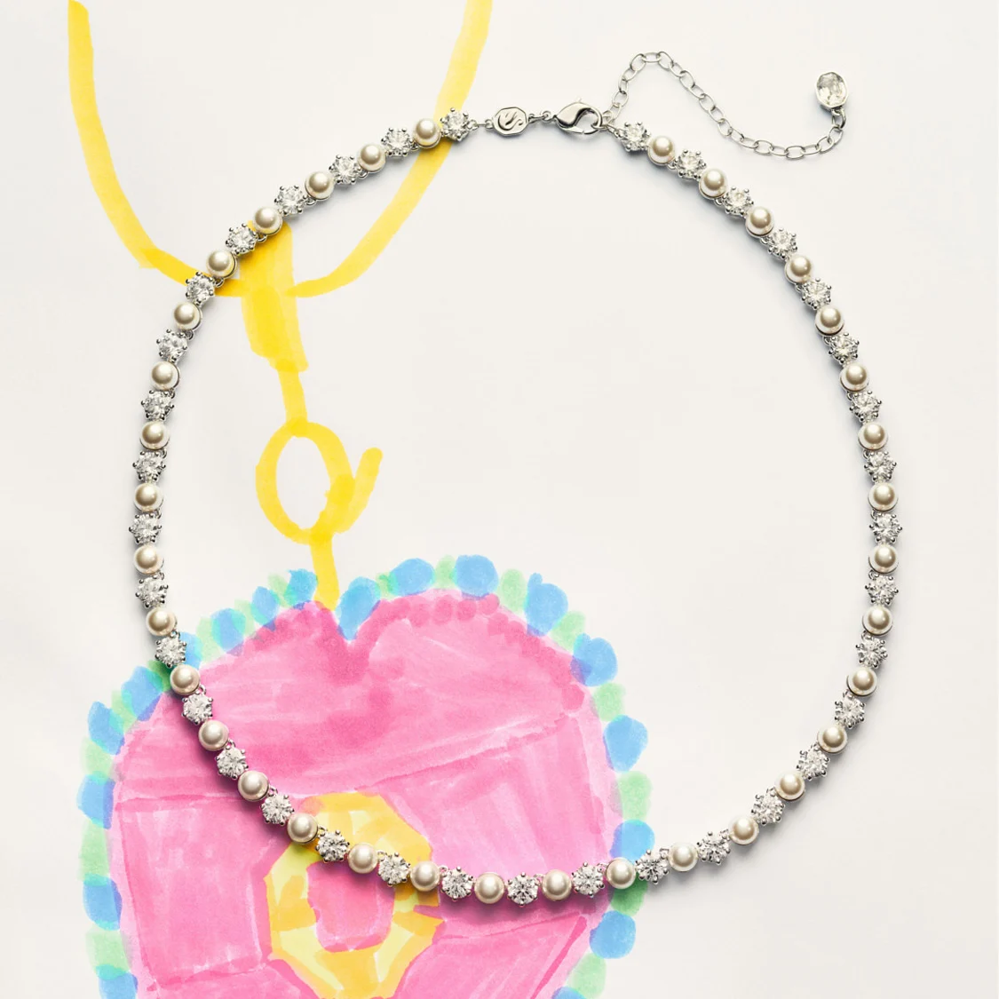 Collana Matrix Tennis su un disegno dai tratti infantili