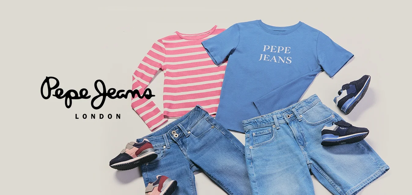 Due outfit casual con scarpe da bambini: una maglia a maniche lunghe rosa a righe con jeans e scarpe da ginnastica rosa, una t-shirt blu Pepe Jeans con pantaloncini in denim e scarpe da ginnastica blu navy.
