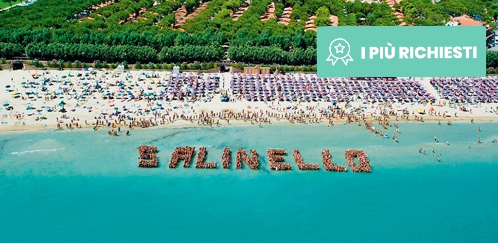 Aerial view of a crowded beach with turquoise sea and people forming the word 'SALINELLO' in shallow water beneath rows of sun umbrellas