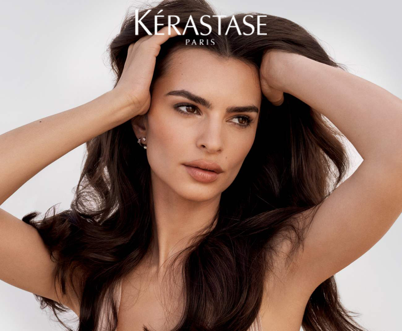 "La nostra ambasciatrice Emily Ratajkowski mostra la sua chioma splendente dopo aver utilizzato i prodotti K&eacute;rastase. "