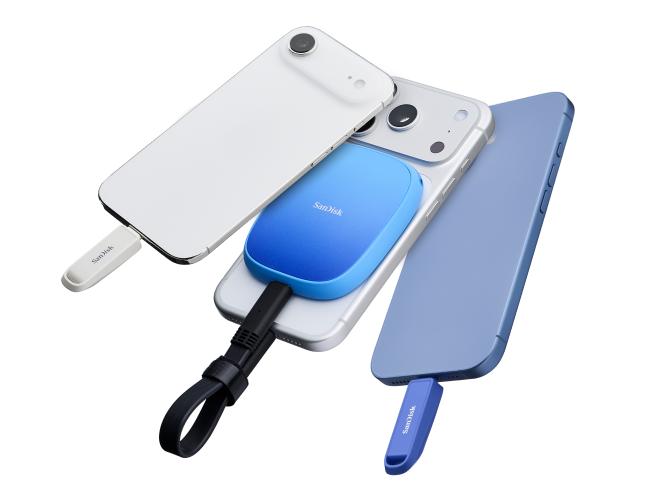 Vari dispositivi di archiviazione SanDisk, tra cui unit&agrave; USB e un SSD portatile, collegati a iPhone bianchi e blu.