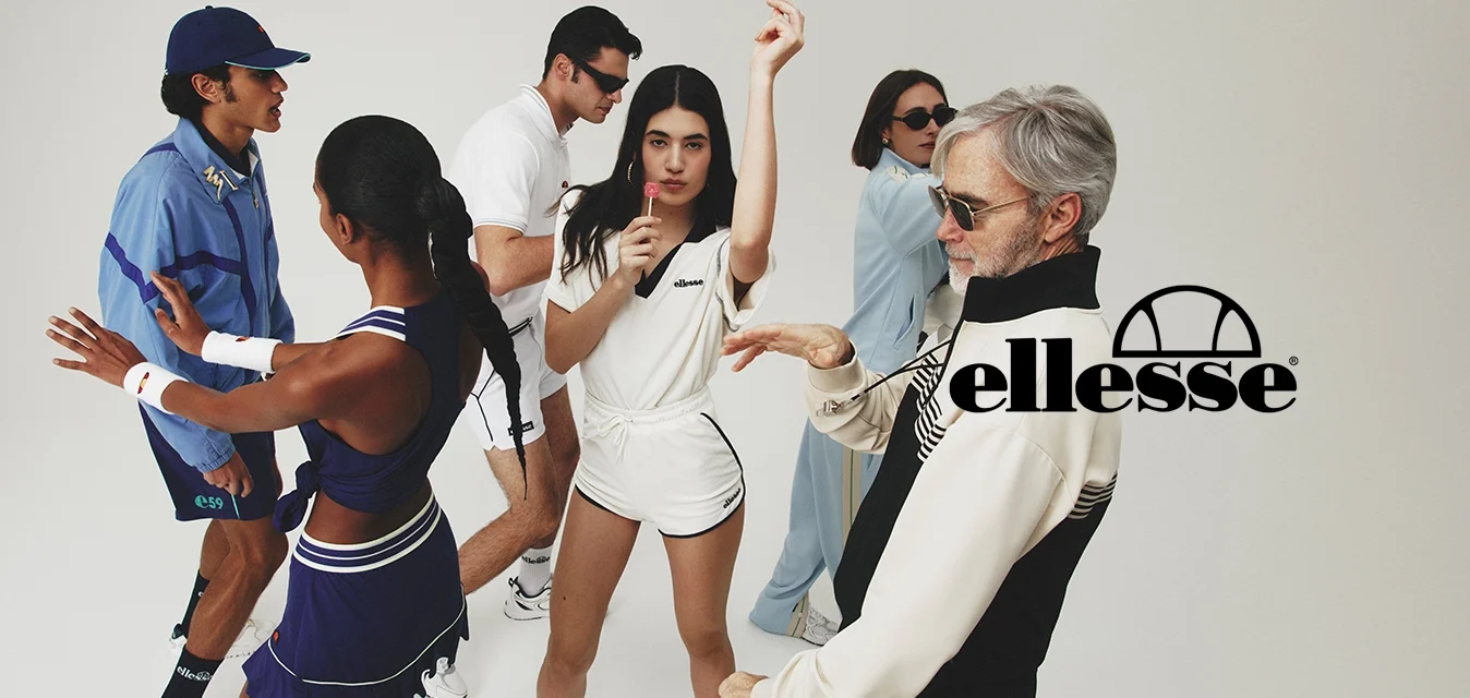 Gruppo di sei individui in abbigliamento sportivo: colori variati, materiali comprendono cotone e rete, con cappellini, occhiali da sole e fasce da polso.