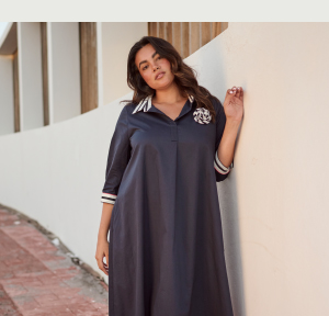 Abito di jersey dal taglio svasato con righe, scollo a V e maniche a 3/4