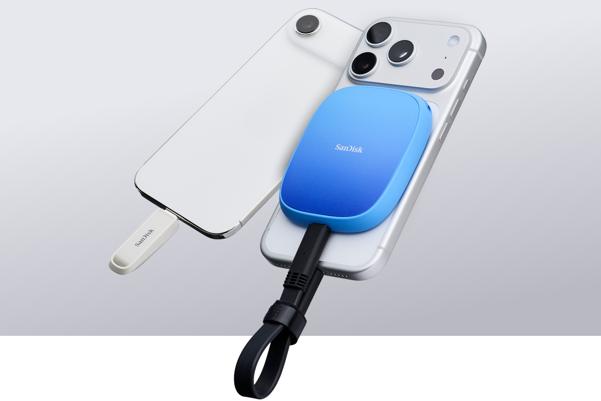 Primo piano delle soluzioni di archiviazione SanDisk, che mostra un'unit&agrave; USB bianca in un telefono e un'unit&agrave; esterna blu collegata a un secondo telefono.