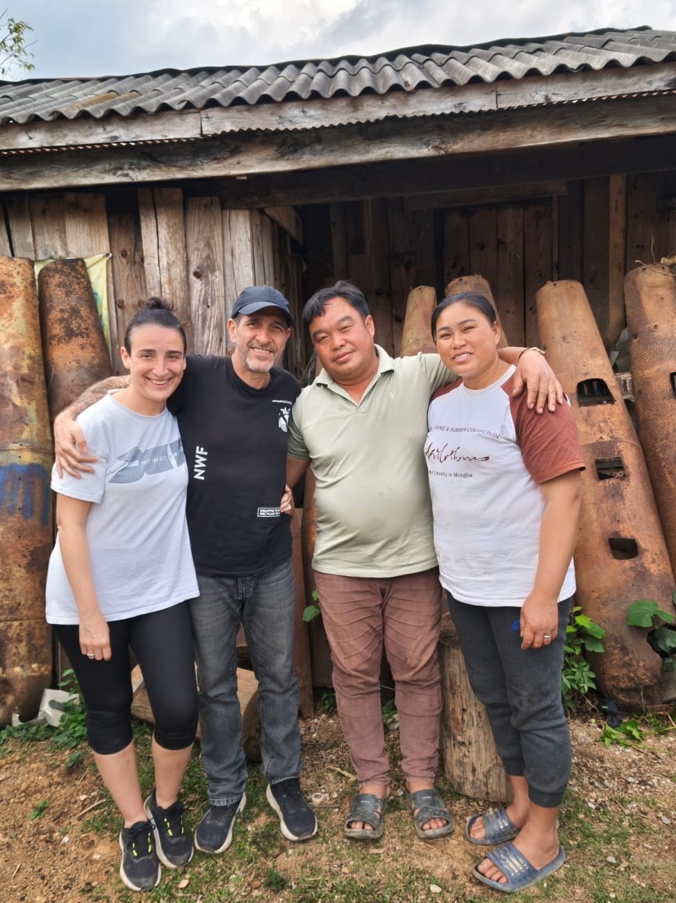 Massimo e Serena insieme a due artigiani del laos che creano i prodotti no war factory