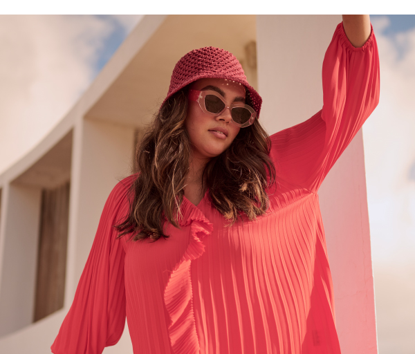 Blusa plissé dal taglio svasato, con ruche, scollo a V e maniche a 3/4