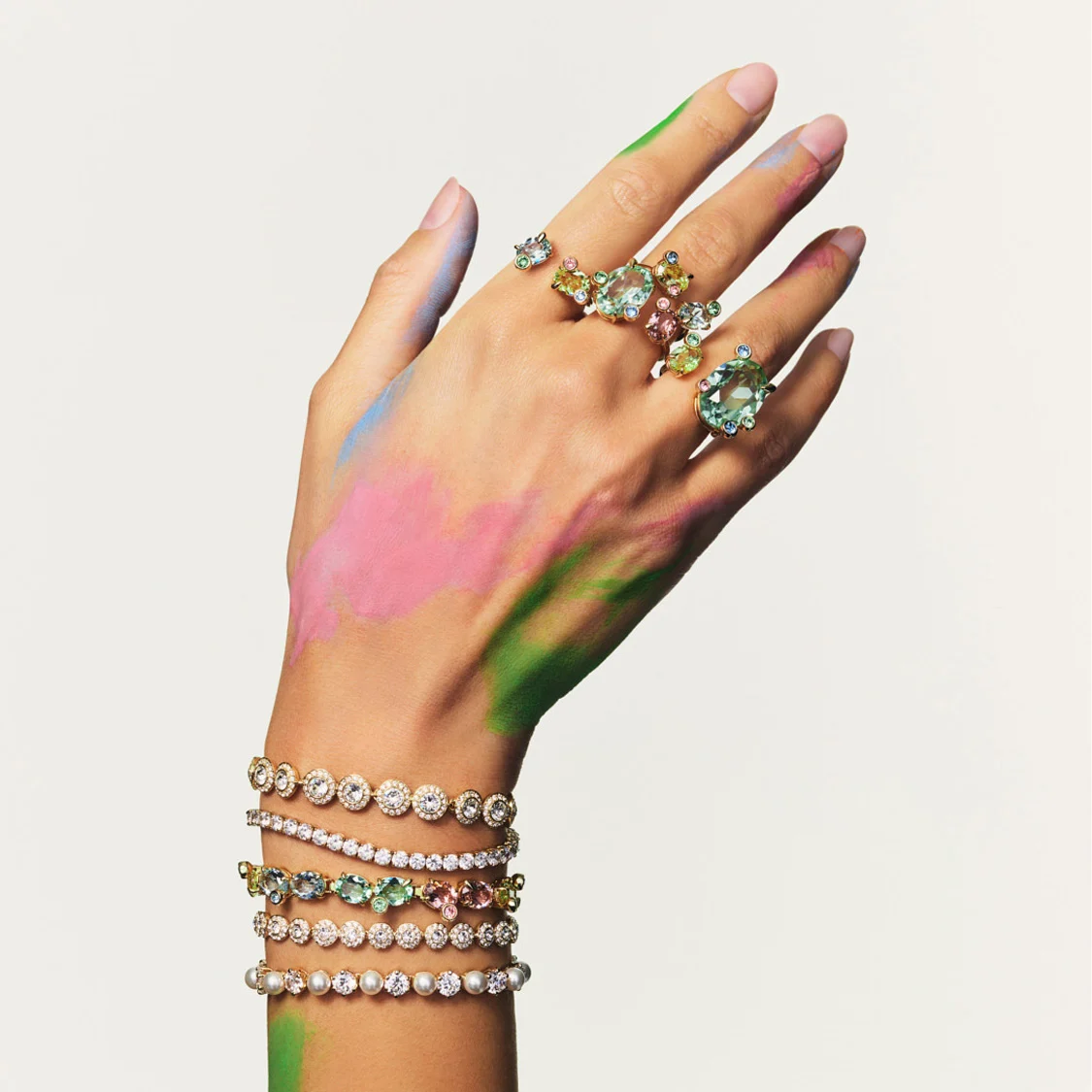 Modella con bracciali Swarovski